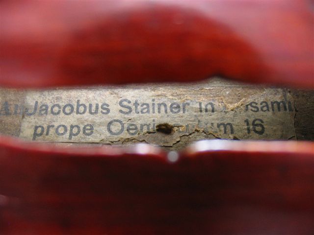 Jacob Stainer (ca 1617-1683) Född i Absan i Österrike. Hans fioler är oftast mycket vackert byggda med hög lockvälvning samt går lacken från gulbrunt till mahogny till rosafärgat. Det förekommer mängder med kopier av Stainerfioler.
