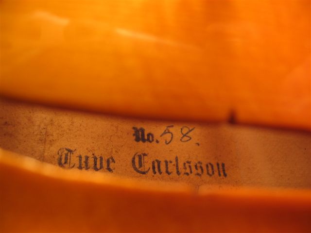 Tuve Carlsson No.58.Tuve Carlsson från Finspång, har byggt drygt 80 fioler tillika spelman och kompositör.
