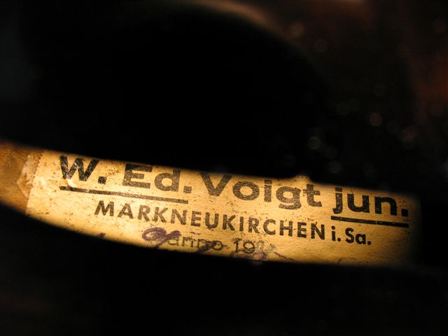 W.Ed.Voigt jun, Markneukirchen. Verksam tidigt 1900-tal. Tillverkade fiol o cello, men även en del blåsinstrument bär hans namn.
