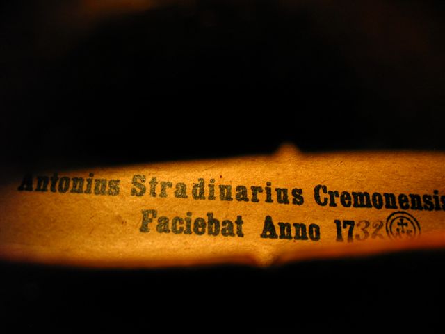 Stradiuarius 1732. En vanligt förekommande text. Fiolen förmodligen tillverkad i Markneukirchen i Tyskland, kanske början 1900- talet. Detta exemplar är ändock ett vackert och välljudande instrument med sin historia!
