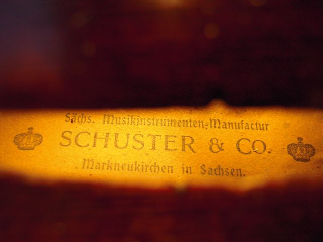 Fiolen från tidigt 1900 text Byggd i Markneukirchen av Schuster & Co. Schuster var en stor släkt med flera verksamhetsgrenar.
