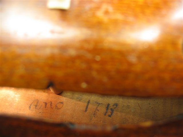 Ano 1713, kan var nästan vad som helst, men onekligen en vacker fiol med lite säregen ton. Mycket spelad och kanske lite hårdhänt hanterad. Därav de många lagningarna både ut o invändigt