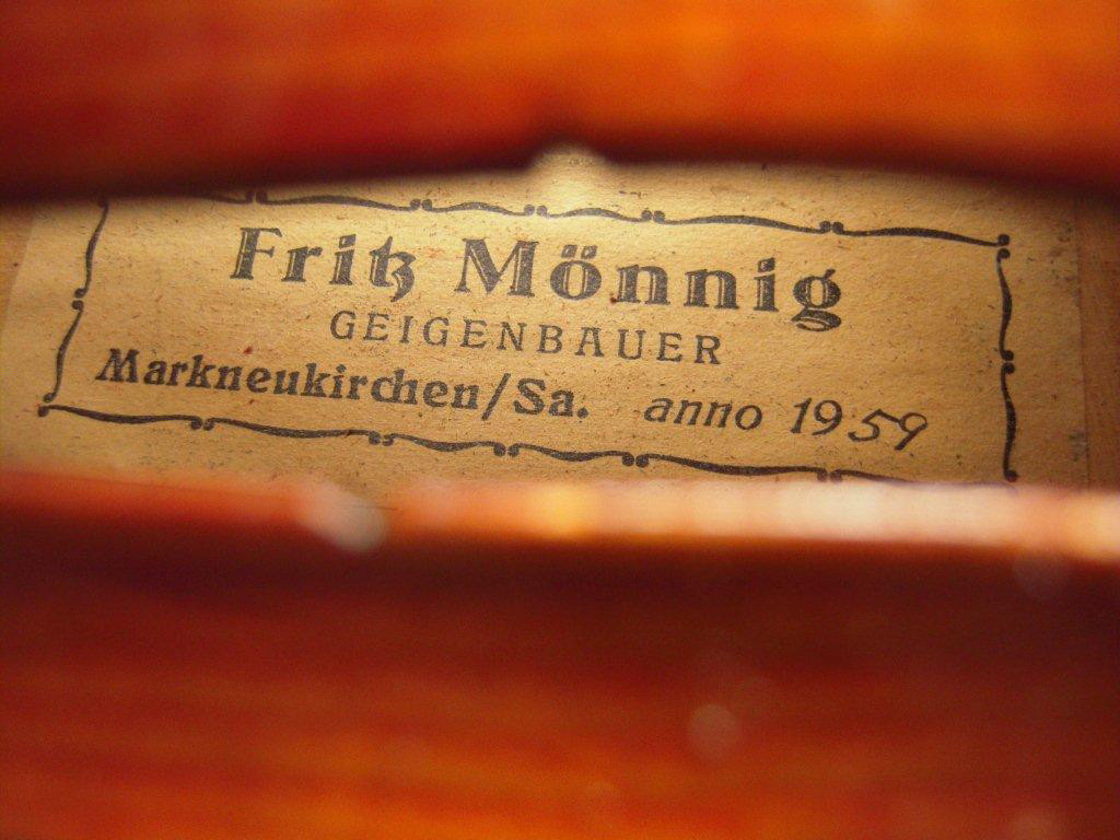 Fritz Mönnig från Markneukirchen södra Tyskland född 1890. Väletablerad och kunnig fiolbyggare.