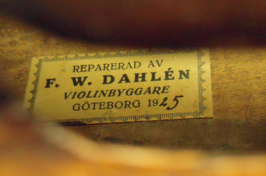 Samma fiol som på föregående bild - Reparerad 1925 av F.W. Dahlen, Göteborg