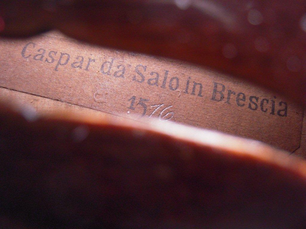 En typisk etikett i en fabriksbyggd fiol. Kanske från Marneukirchen och med tillverkningsår omkring 1920