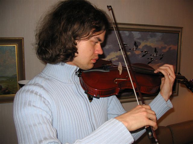 Bild 65, fiolen provspelas av violinisten Richard Fallqvist